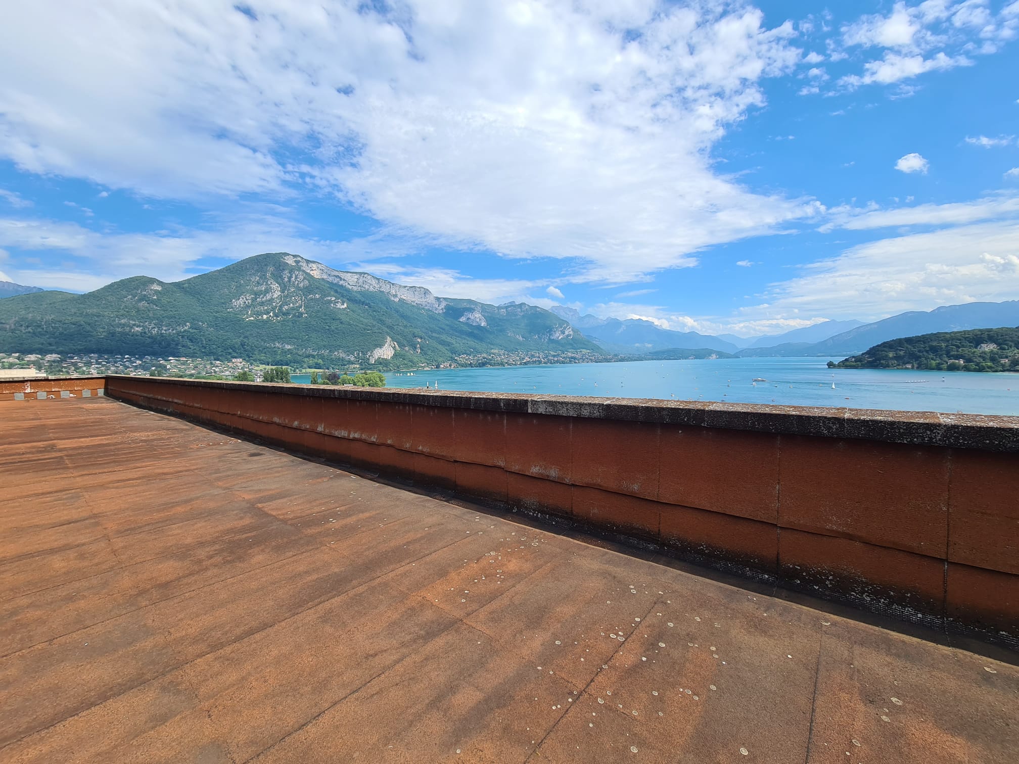 toiture vue sur le lac d'Annecy